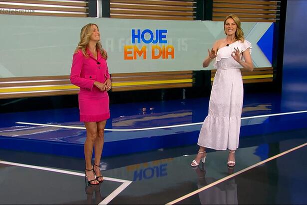 Ticiane Pinheiro e Ana Hickmann em pé no centro do Hoje em Dia