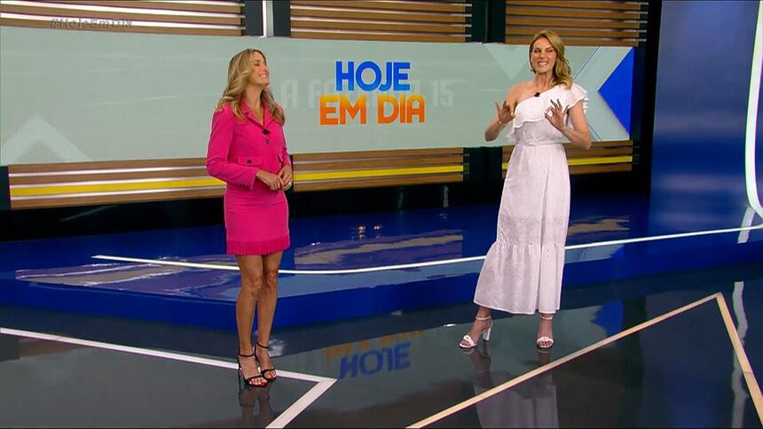 Ticiane Pinheiro e Ana Hickmann em pé no centro do Hoje em Dia