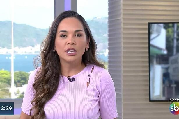 Isabele Benito apresentando o SBT Rio de blusa rosa