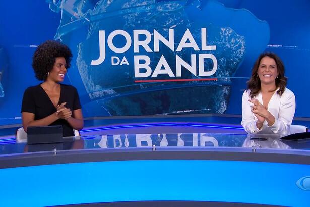 Cynthia Martins e Adriana Araújo batendo palmas no encerramento do Jornal da Band