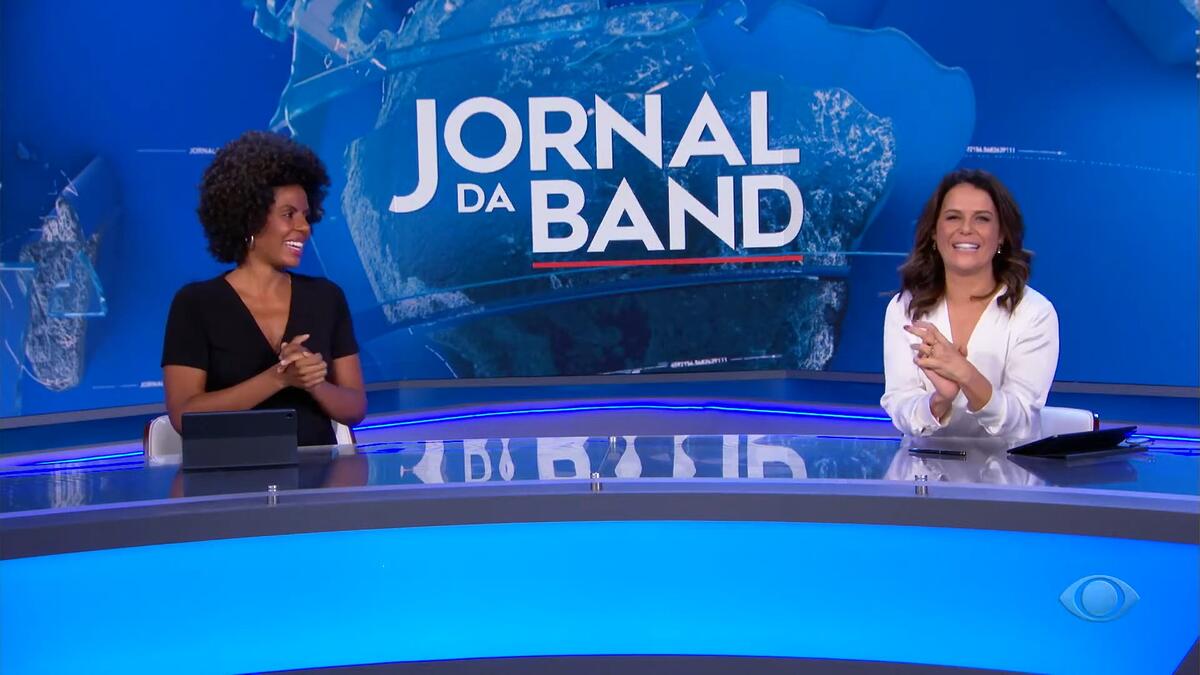 Cynthia Martins e Adriana Araújo batendo palmas no encerramento do Jornal da Band