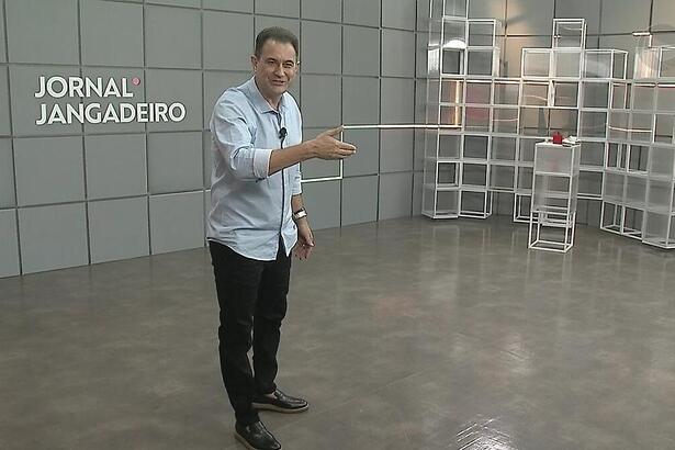 Nilson Fagata em pé no meio do novo cenário do Jornal Jangadeiro