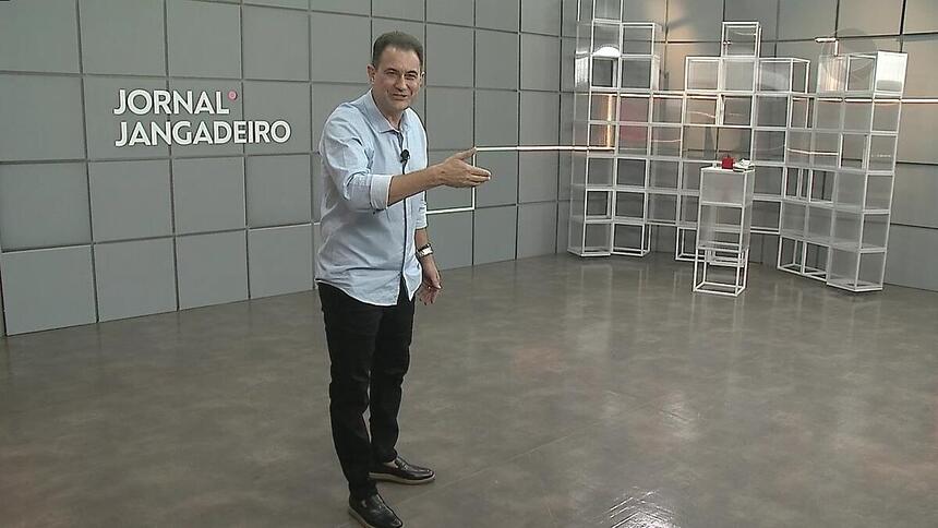 Nilson Fagata em pé no meio do novo cenário do Jornal Jangadeiro