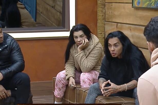 Kamila Simioni na academia de A Fazenda 15 falando com Jenny, Shay e Black