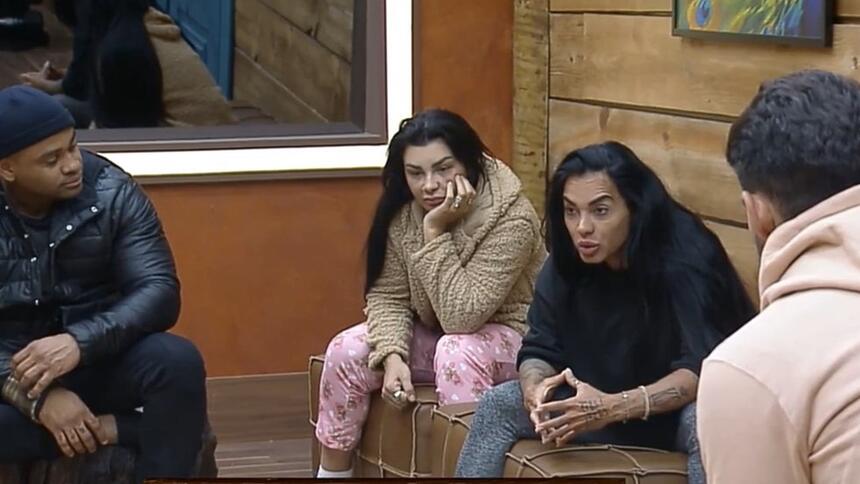 Kamila Simioni na academia de A Fazenda 15 falando com Jenny, Shay e Black