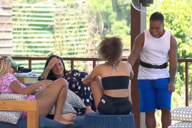 Cariúcha, Simioni e Lily Nobre sorrindo quando Laranjinha imita Lucas Souza em A Fazenda