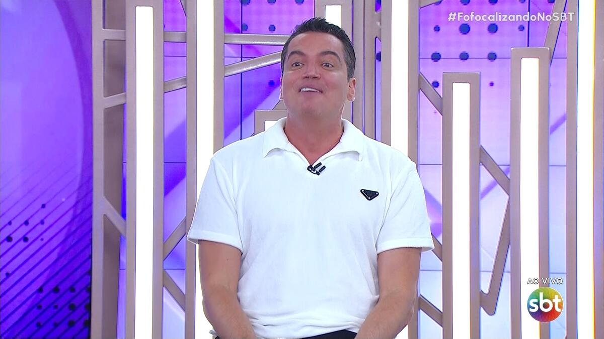 Leo Dias de camisa branca sorrindo enquanto conta que vai se casar