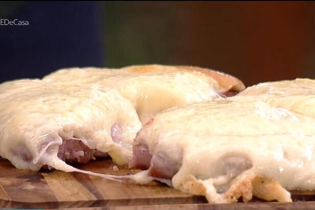 Linguiça com provolone na brasa no É de Casa