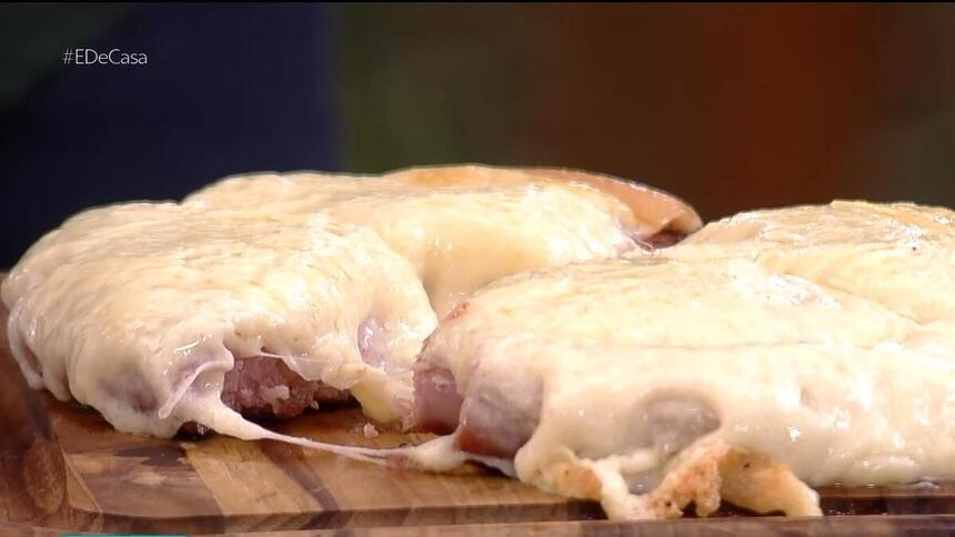 Linguiça com provolone na brasa no É de Casa