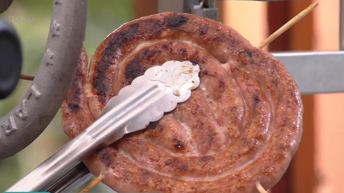 Linguiça com provolone na brasa no É de Casa