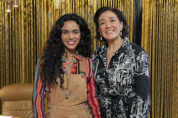 Bebel (Lilia Cabral) e Luna (Giovana Cordeiro) sorrindo nos bastidores da gravação da novela FuzuÊ