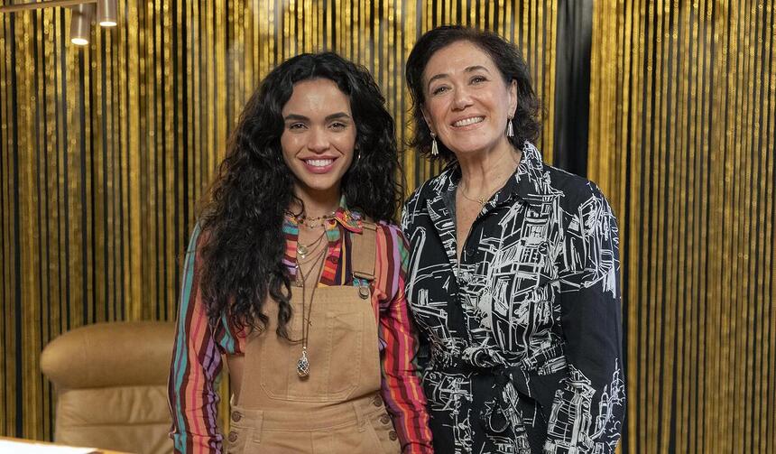 Bebel (Lilia Cabral) e Luna (Giovana Cordeiro) sorrindo nos bastidores da gravação da novela FuzuÊ