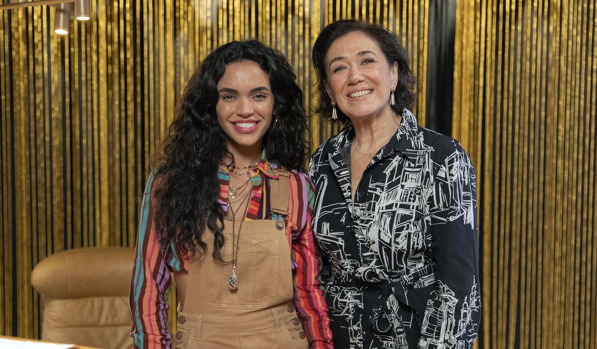 Bebel (Lilia Cabral) e Luna (Giovana Cordeiro) sorrindo nos bastidores da gravação da novela FuzuÊ