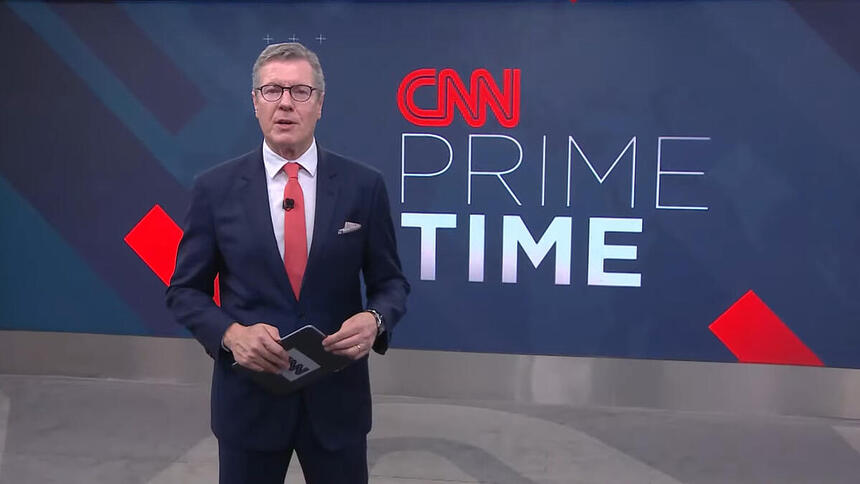 Marcio Gomes no centro do cenário do CNN Prime Time