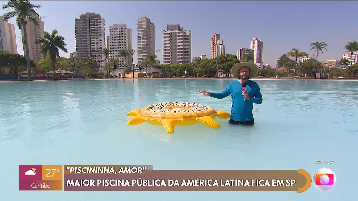 Mateus Luz no meio da água