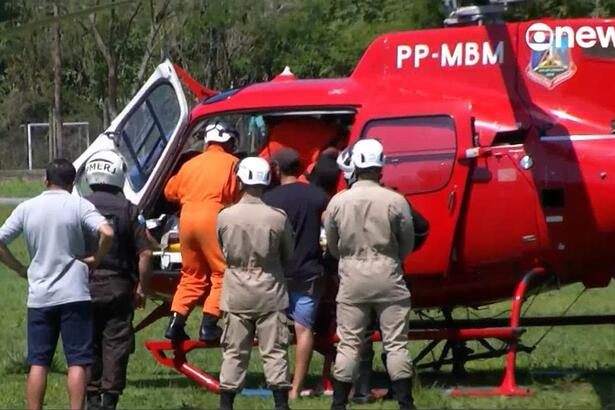 Corpo de bombeiros faz últimos ajustes dentro do helicóptero para levar Mingau do Rio de Janeiro para São Paulo