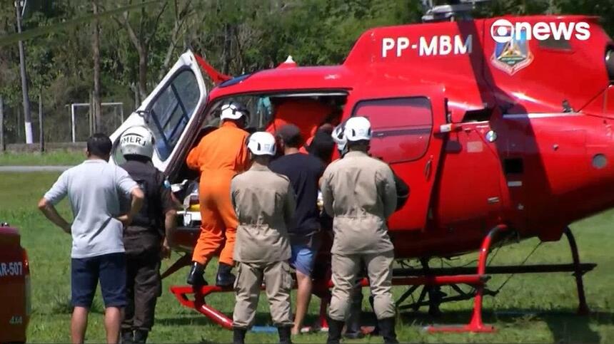 Corpo de bombeiros faz últimos ajustes dentro do helicóptero para levar Mingau do Rio de Janeiro para São Paulo