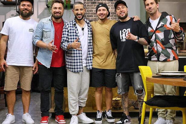 Grupo Jeito Moleque posa com Netão na cozinha do programa da RedeTV!