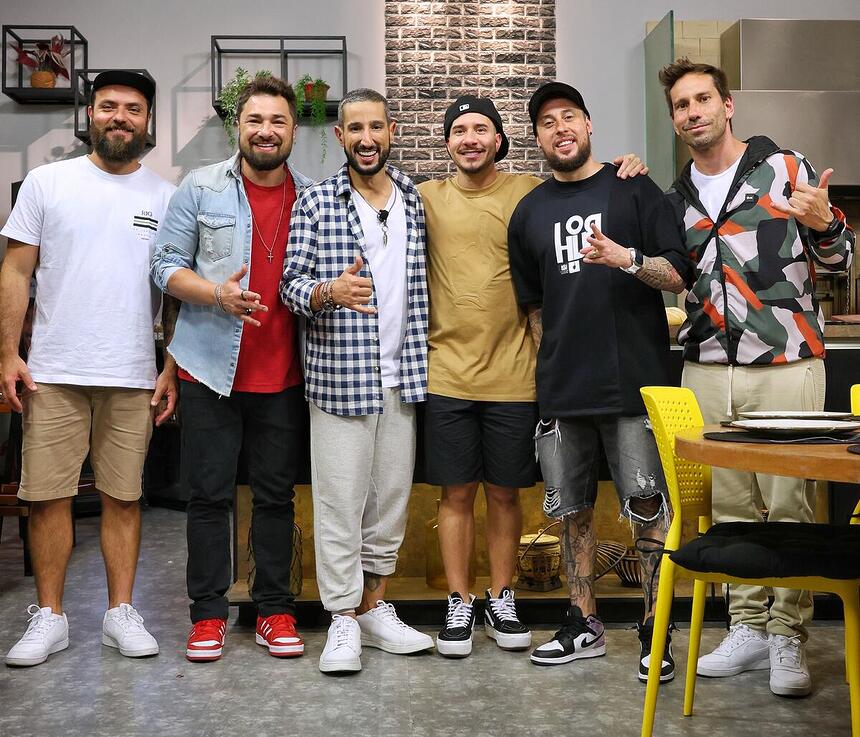 Grupo Jeito Moleque posa com Netão na cozinha do programa da RedeTV!