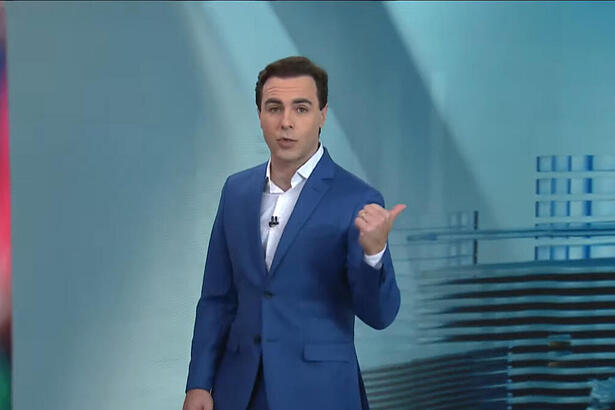 Rafael Colombo aponta para o lado na estreia do Jornal da Manhã da Jovem Pan