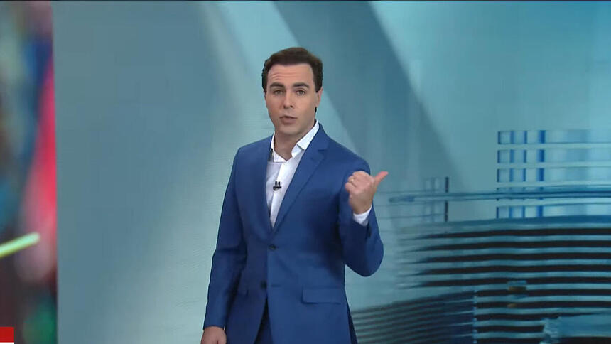 Rafael Colombo aponta para o lado na estreia do Jornal da Manhã da Jovem Pan