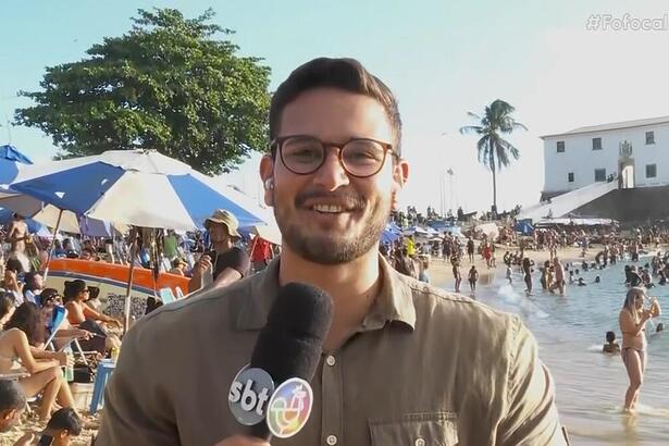 Ramon Lisbôa sorrindo enquanto fazia um link ao vivo para o Fofocalizando no SBT