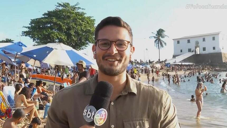 Ramon Lisbôa sorrindo enquanto fazia um link ao vivo para o Fofocalizando no SBT