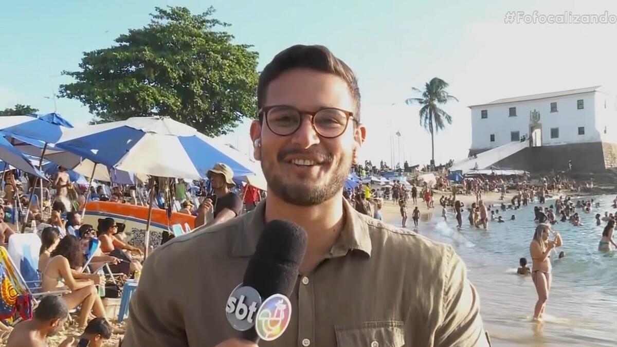 Ramon Lisbôa sorrindo enquanto fazia um link ao vivo para o Fofocalizando no SBT