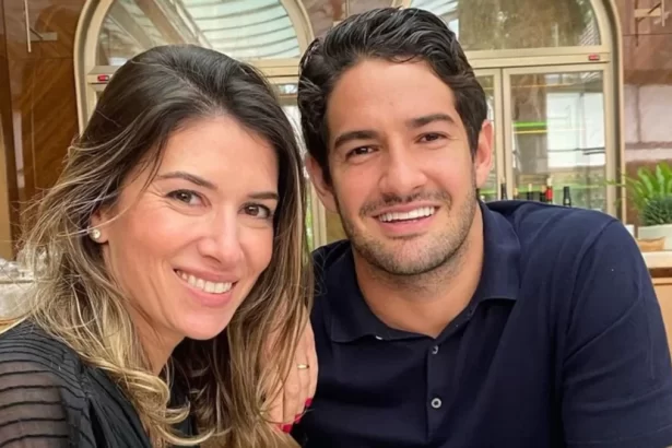 Alexandre Pato e Rebeca Abravanel em foto posada juntos