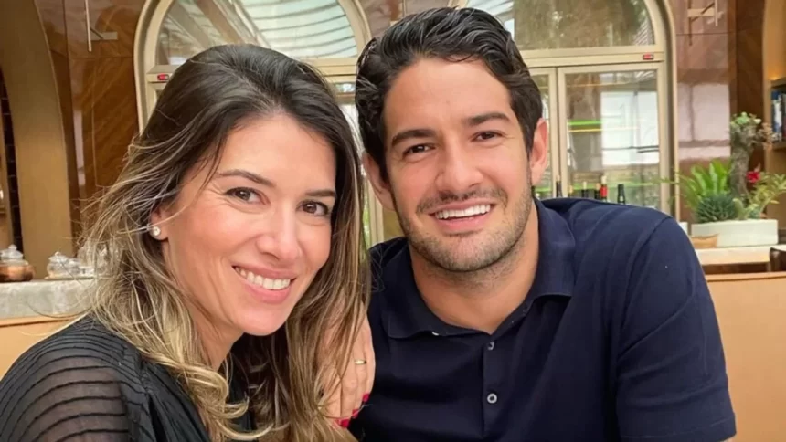 Alexandre Pato e Rebeca Abravanel em foto posada juntos