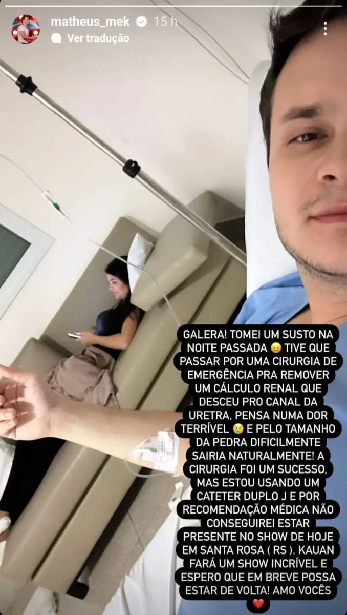 Foto de Matheus no hospital deitado numa cama de hospital com o braço no soro