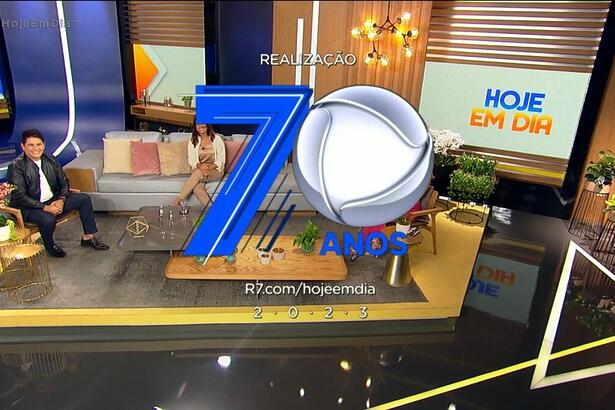 Numeral 7 na cor azul ao lado do selo da Record TV em comemoração aos 70 anos da emissora.