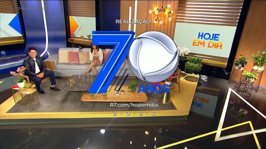 Numeral 7 na cor azul ao lado do selo da Record TV em comemoração aos 70 anos da emissora.