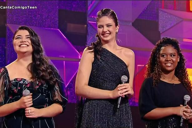 Bia Abrão, Helô e Laís juntas no palco do Canta Comigo Teen 4