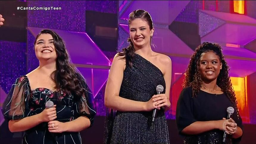 Bia Abrão, Helô e Laís juntas no palco do Canta Comigo Teen 4