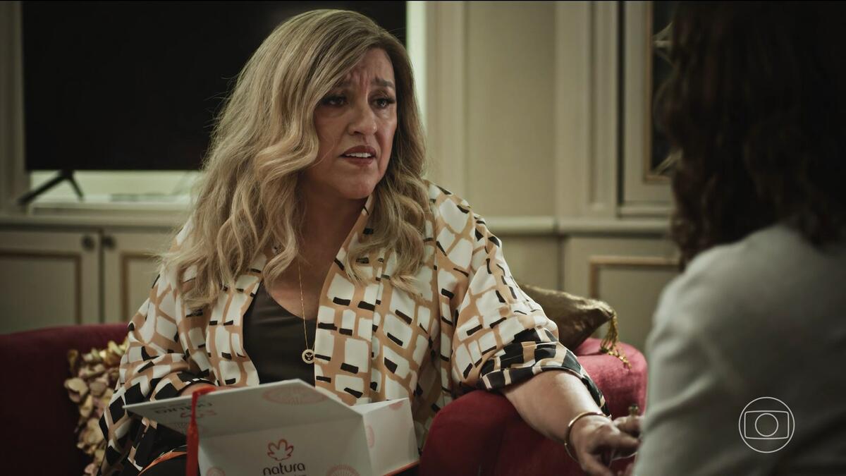 Regina Casé como Zoé, olhando para Maíra com semblante triste, em cena da novela Todas as Flores