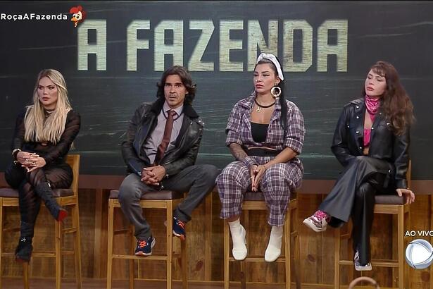 Kally, André Gonçalves, Jenny e Nadja Pessoa sentados no banquinho da 4ª Roça de A Fazenda 15