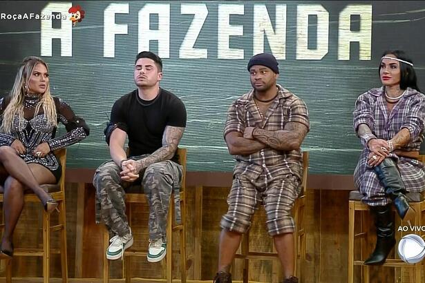 Kally, Lucas Souza, Cezar Black e Simioni sentados no banquinho da 5ª Roça de A Fazenda 15