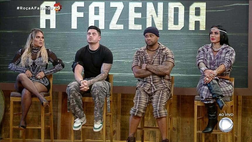 Kally, Lucas Souza, Cezar Black e Simioni sentados no banquinho da 5ª Roça de A Fazenda 15