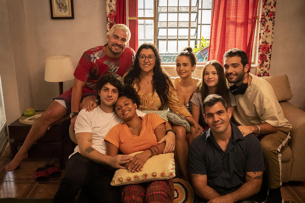 Elenco principal de Amor de Mãe no cenário central da novela