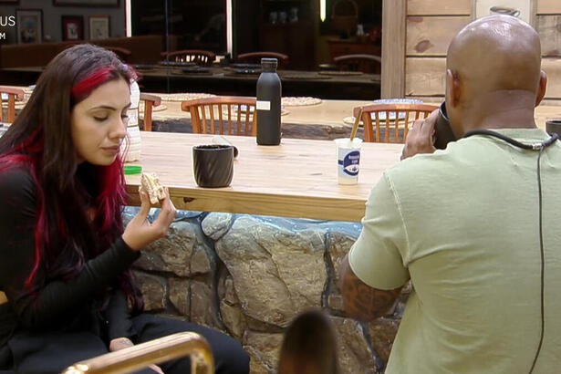 Alicia e Black durante conversa na cozinha de A Fazenda