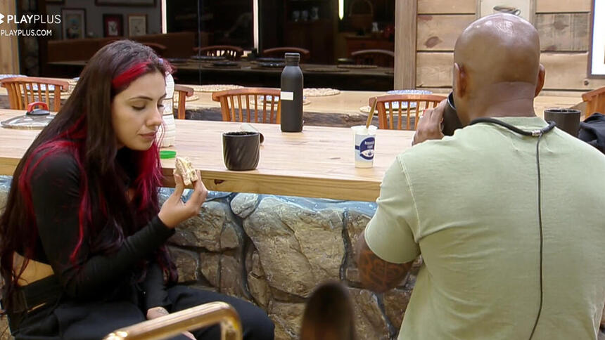 Alicia e Black durante conversa na cozinha de A Fazenda