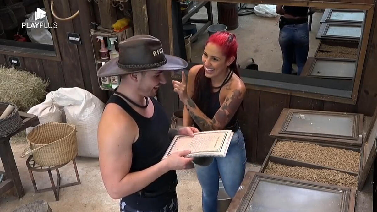 Alicia e Lucas durante conversa na oficina de A Fazenda