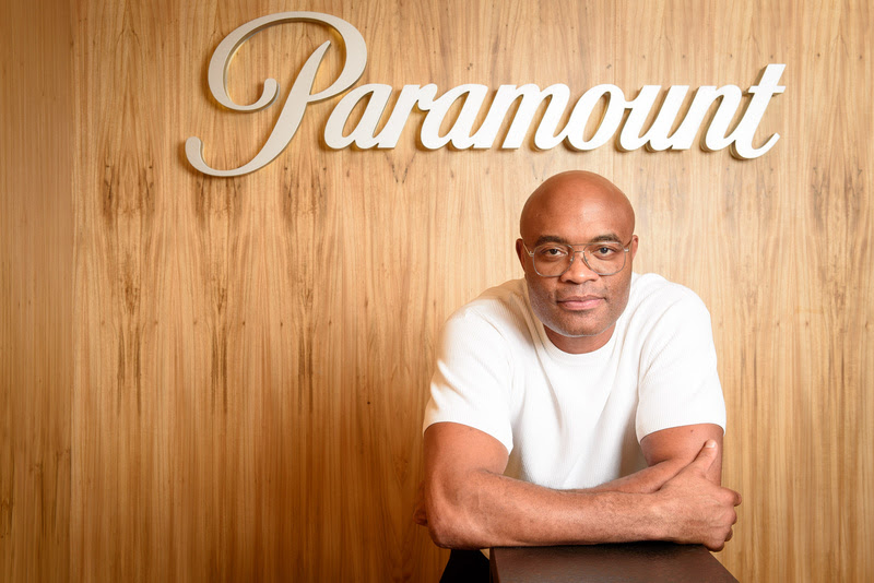 Anderson Silva de camisa branca, oculos de grau, nos estúdios da Paramount