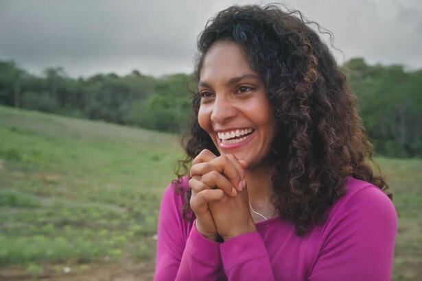 Barbara Reis, como Aline, em Terra e Paixão