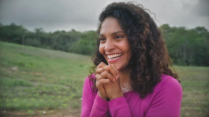 Barbara Reis, como Aline, em Terra e Paixão