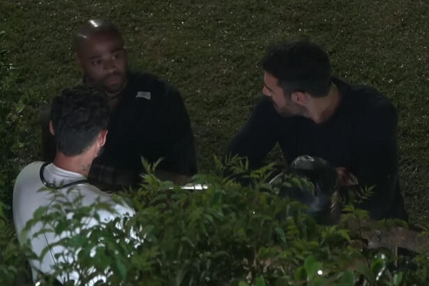 Black, Shay e Radamés durante conversa em A Fazenda