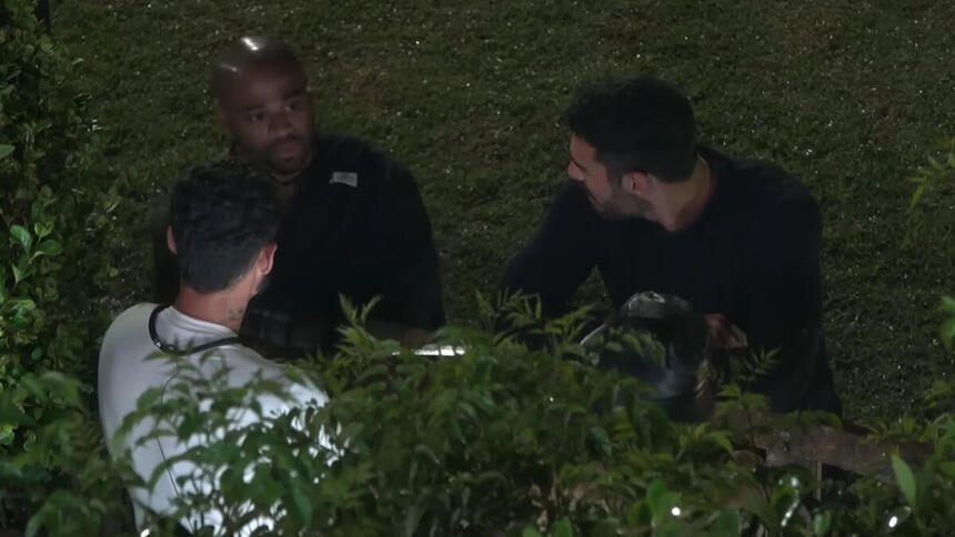 Black, Shay e Radamés durante conversa em A Fazenda