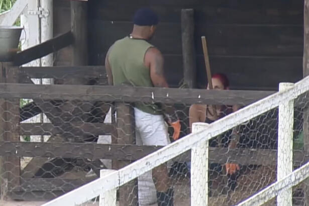 Black e Alicia durante conversa na A Fazenda