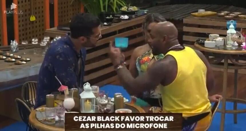 Black conversando com Shay e Kally durante festa.